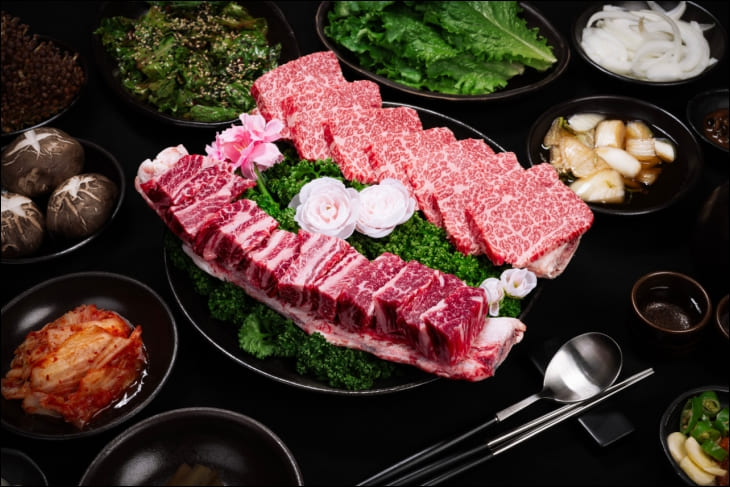 꽃갈비살과-살치살이-접시에-놓여있다.