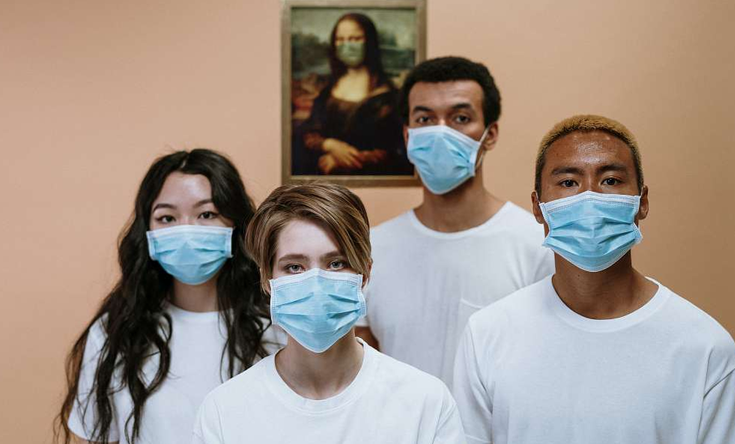 코로나19 검사를 기다리는 사람들