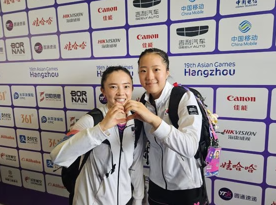 4강전을 승리한 탁구 대표팀 신유빈, 전지희