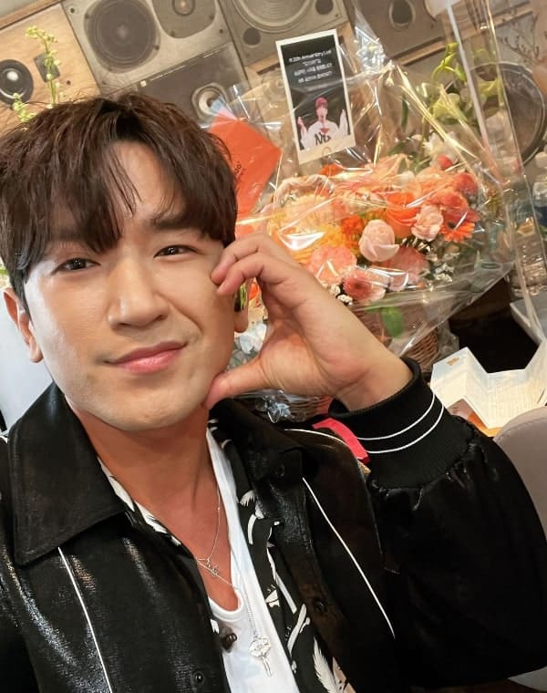 신화 이민우 볼 하트 포즈를 취하고 있다.