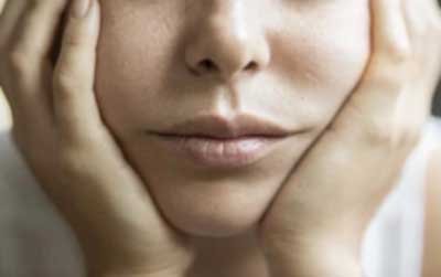 손으로-턱-감싸기