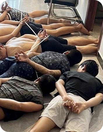 캄보디아 경찰이 지난 7월 수도 프놈펜에서 보이스피싱 등 범죄단체를 체포하는 모습. 연합뉴스