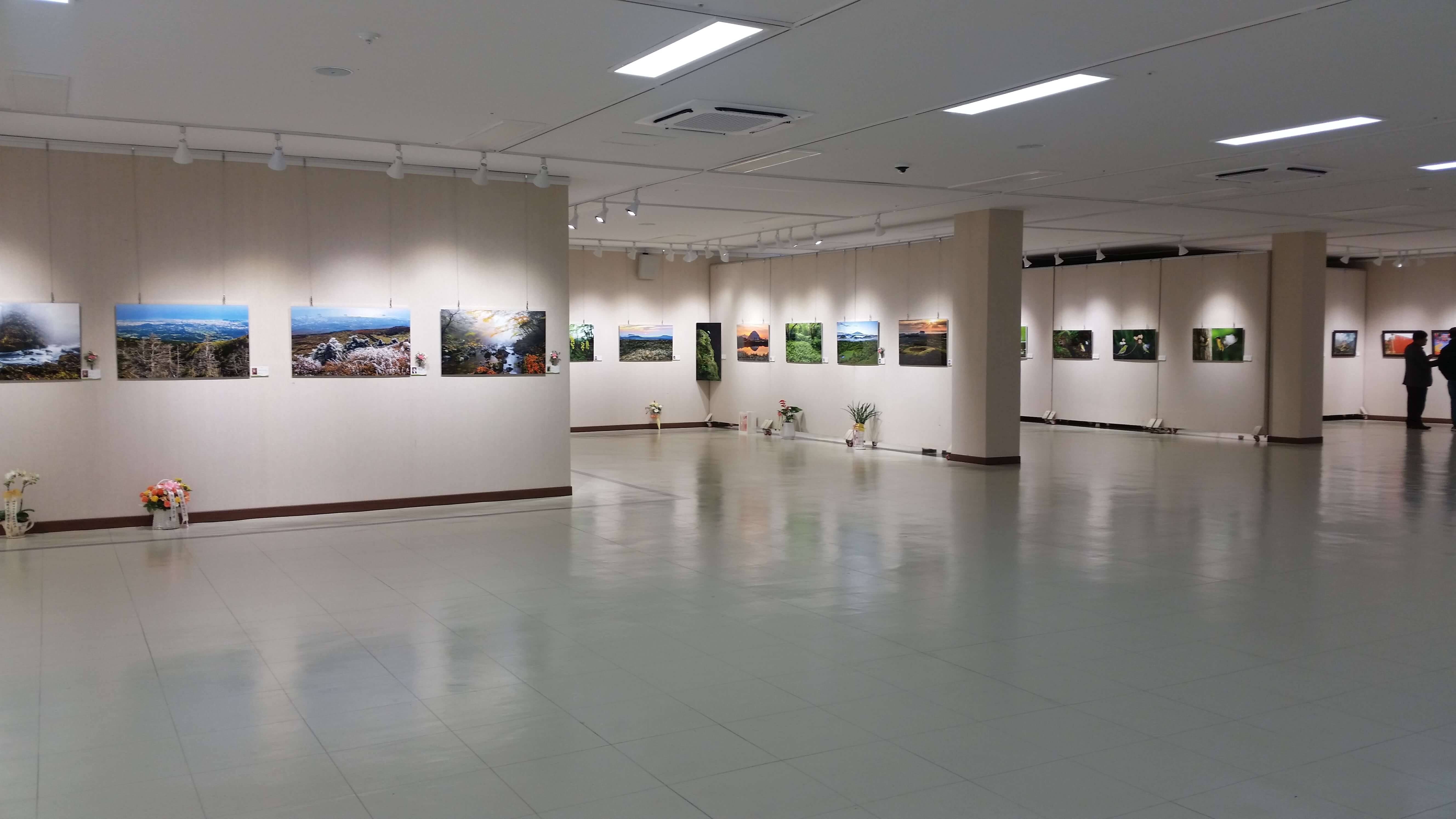 문예회관 대전시실로 하얀 벽과 바닥 천장이 있으며 수많은 제주도 풍경 사진들이 전시됐다.