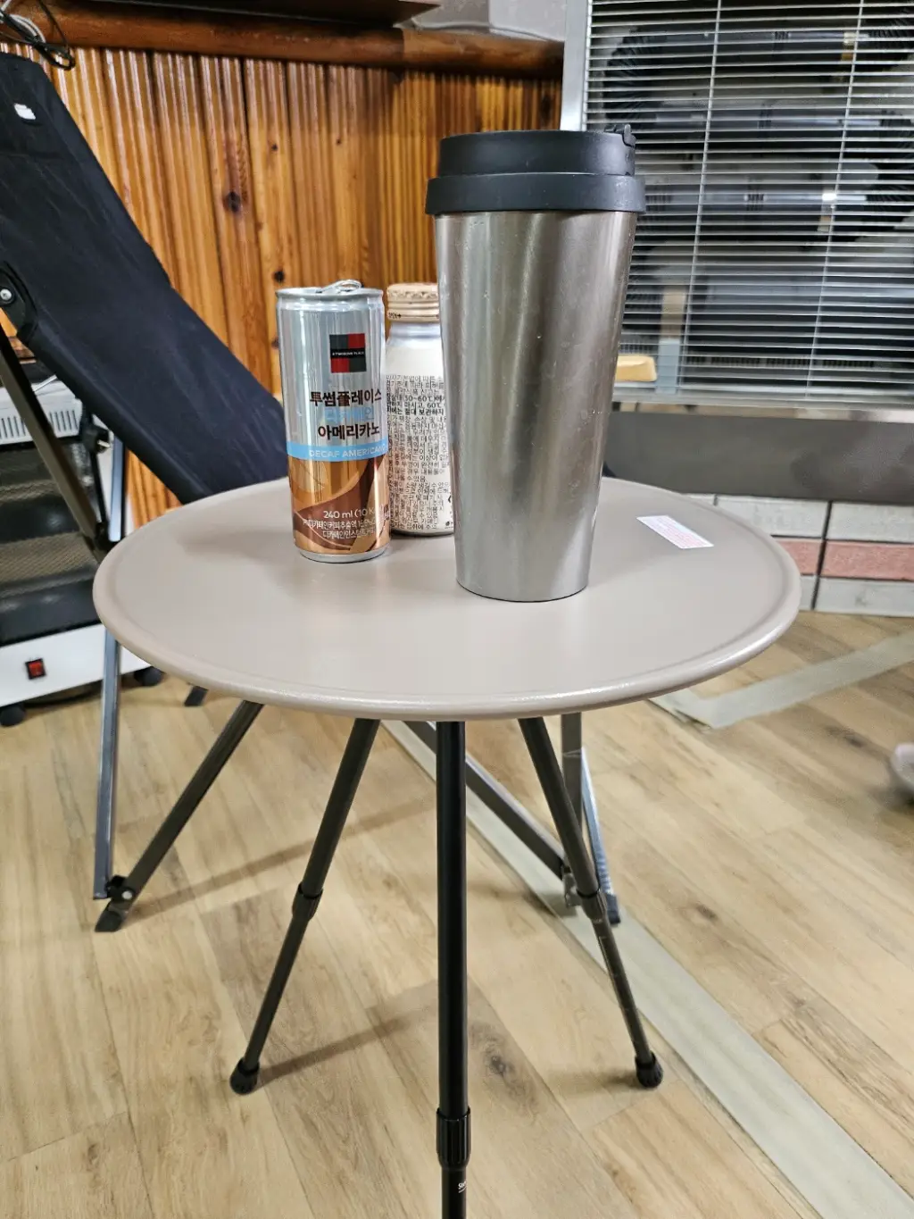 다이소-캠핑-테이블에-음료-놓은-모습