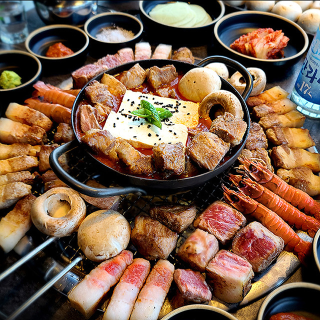 제주도 애월 맛집 현지인 추천 Best 10 제주달 애월해안도로본점 이춘옥원조고등어쌈밥 제주애월본점 제주 정직한돈 고이정 애월흑돼지 보리짚불구이 동경밥상 장인의집[본점] 갈치바다 애월 해물통라면 문개항아리 애월해안도로점 한라소곱창 애월 온기