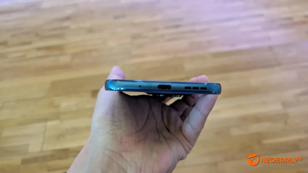 하단에는 스피커와 USB-C 단자가 있습니다.