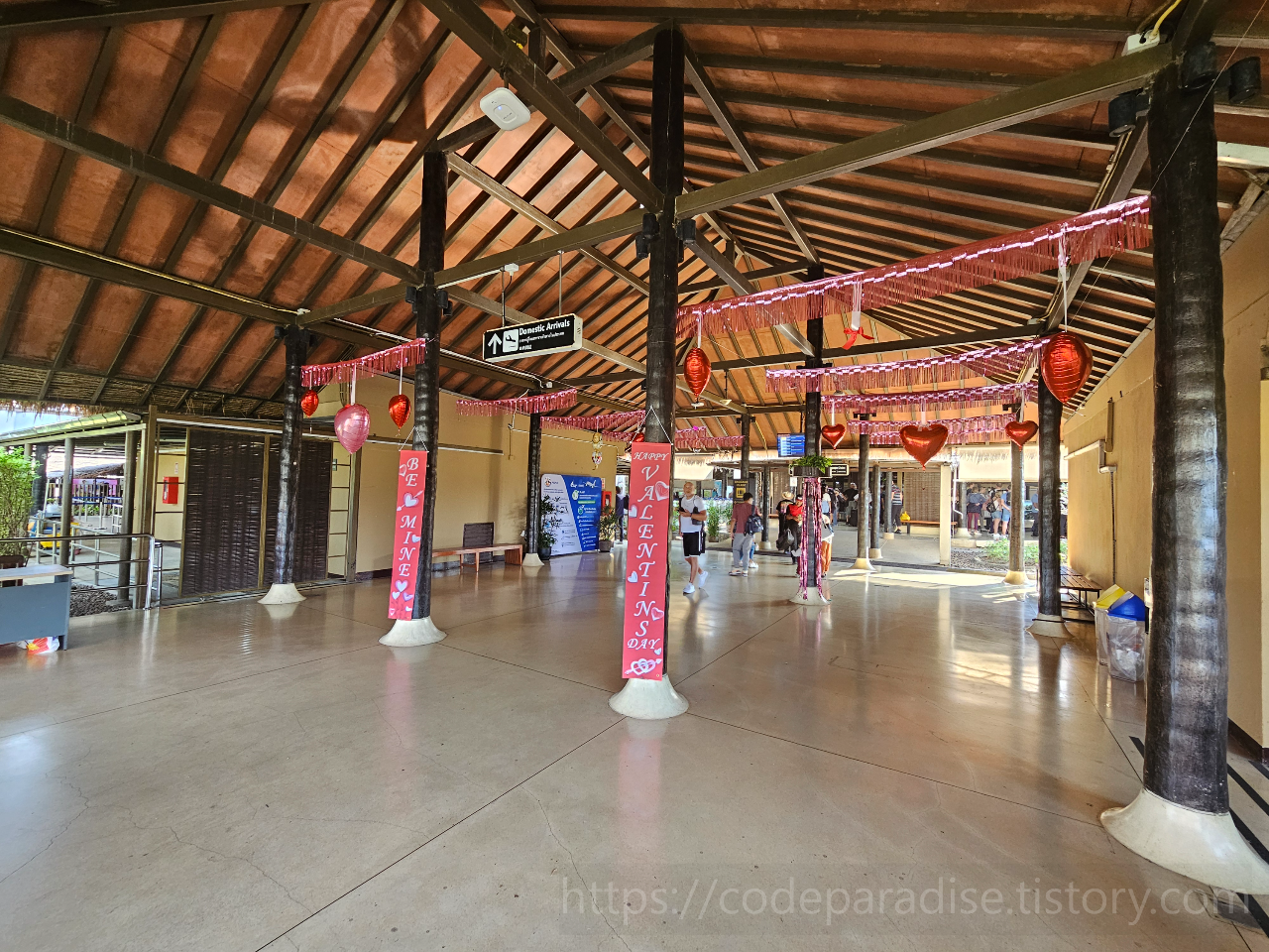 ๊ณตํญ ์
๊ตฌ ๋นํ๊ธฐ์์ ๋ด๋ฆฌ๋ฉด ๋ฒ์ค ํ๊ณ ์ด๋ํ๋ค.