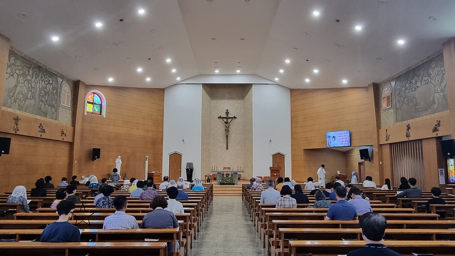 울산 야음성당 성전 안 제대, 제단, 스테인드글라스, 십자가의 길, 십자고상, 감실 사진