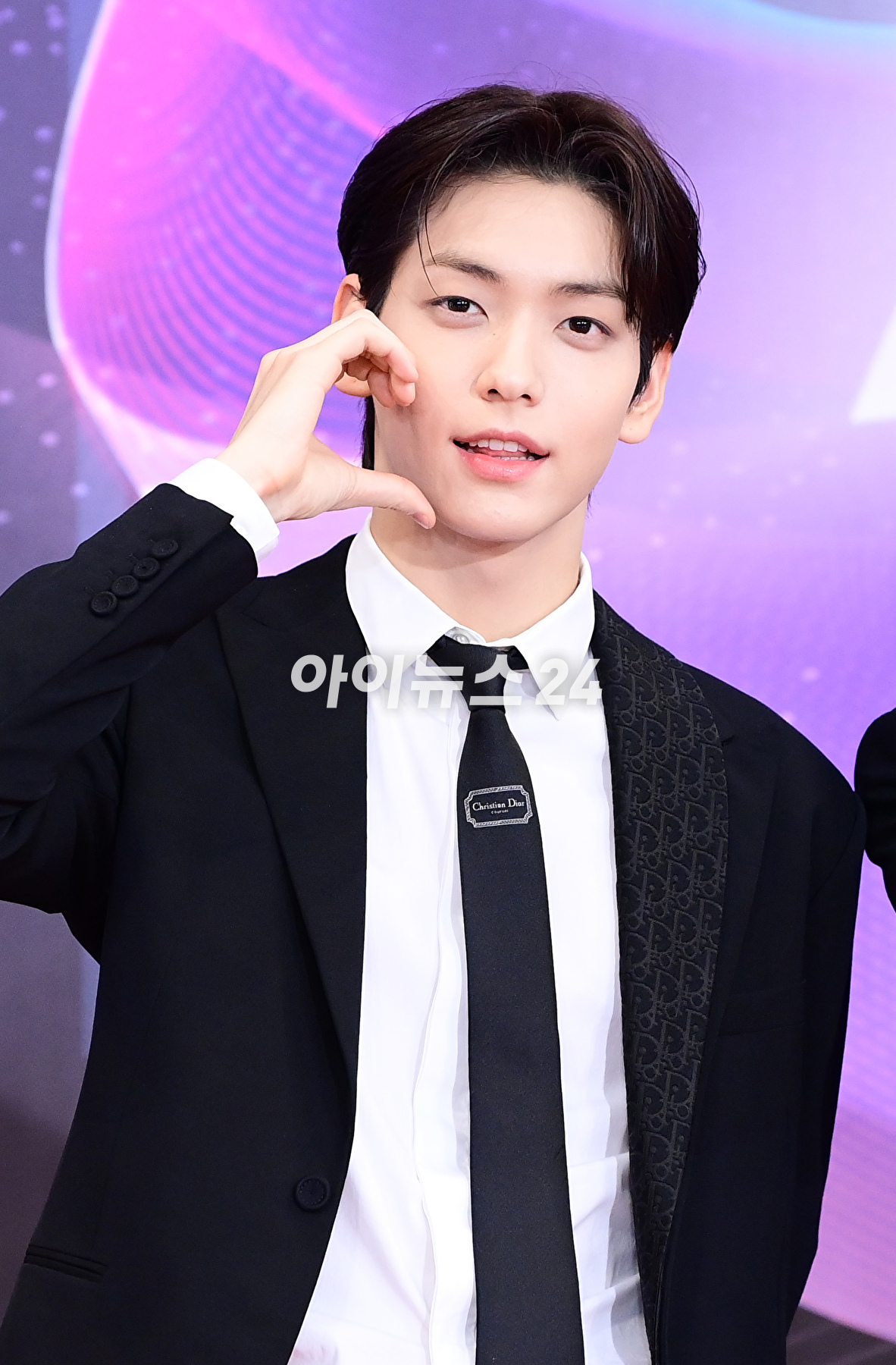 그룹 투모로우바이투게더가 15일 오후 서울 여의도 KBS홀에서 열린 '2023 뮤직뱅크 글로벌 페스티벌' 레드카펫 포토월 행사에 참석하고 있다. [사진=정소희 기자]