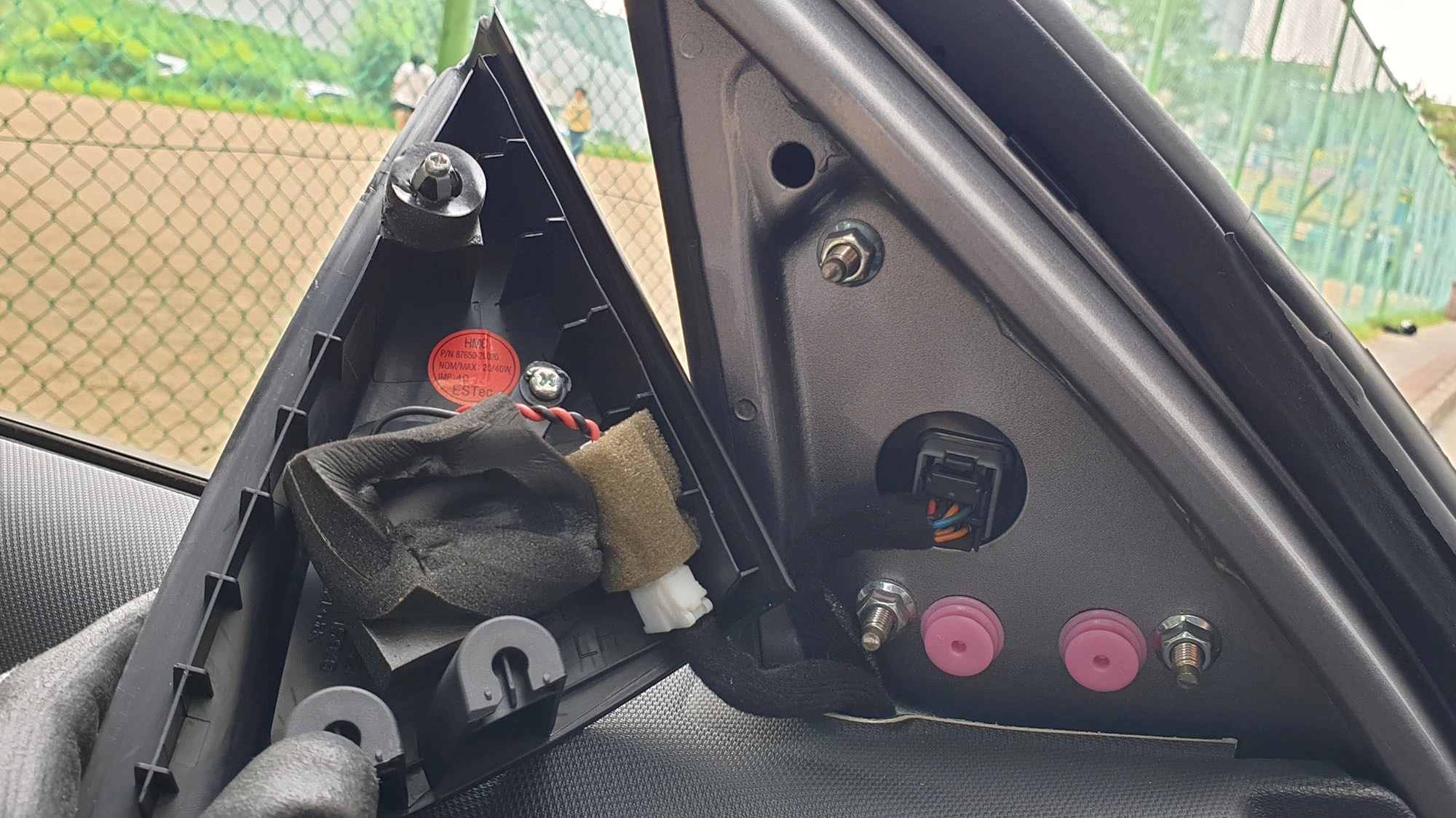 사이드미러 커버 고정 부품 위치