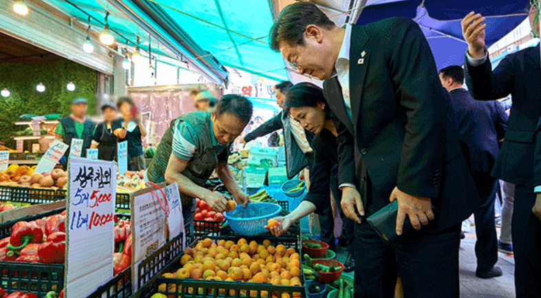 이재명대통령님과 김혜경 여사님 시장 방문사진