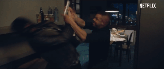 괴한들을 제압해버리는 주인공