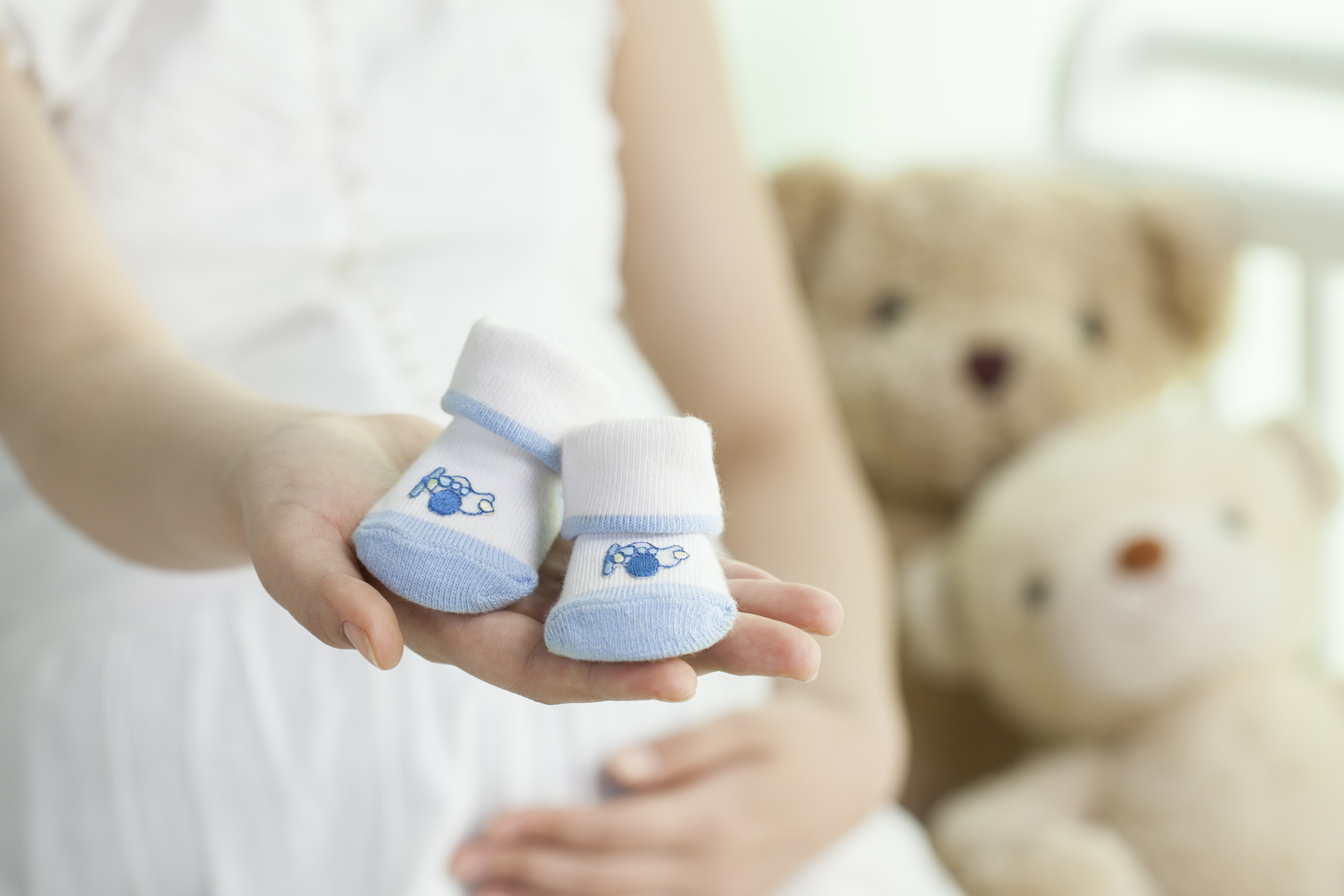 아기 신발을 보여지는 이미지