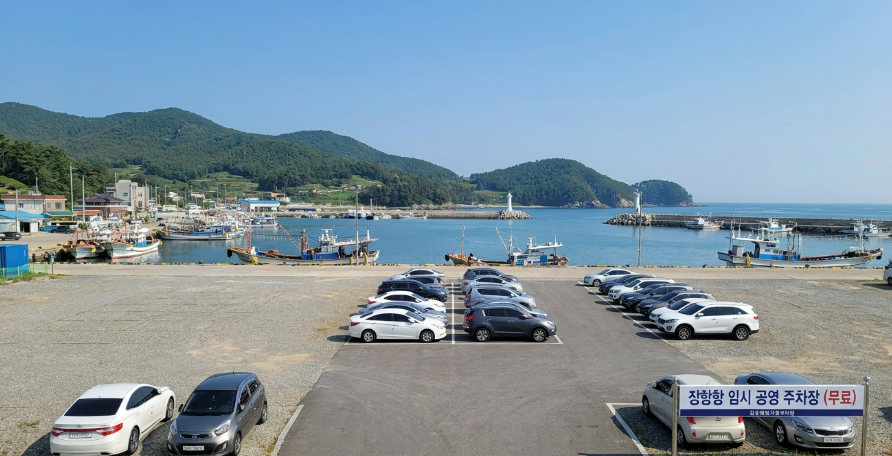 장항항 주변 임시 주차장 안내와 평화로운 항구