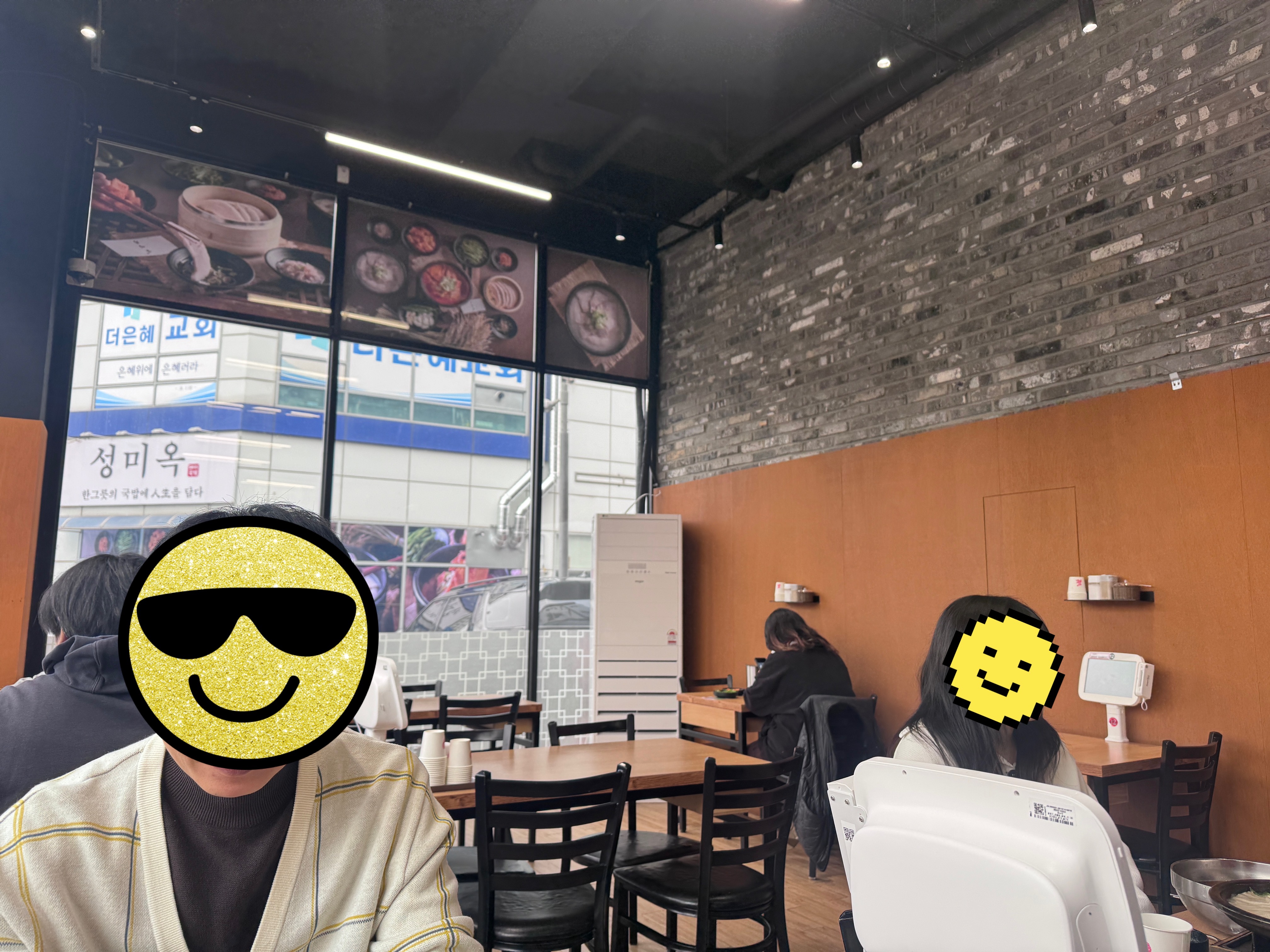 김포 성미옥 매장 내부 전경, 벽돌 인테리어와 테이블 구조 모습