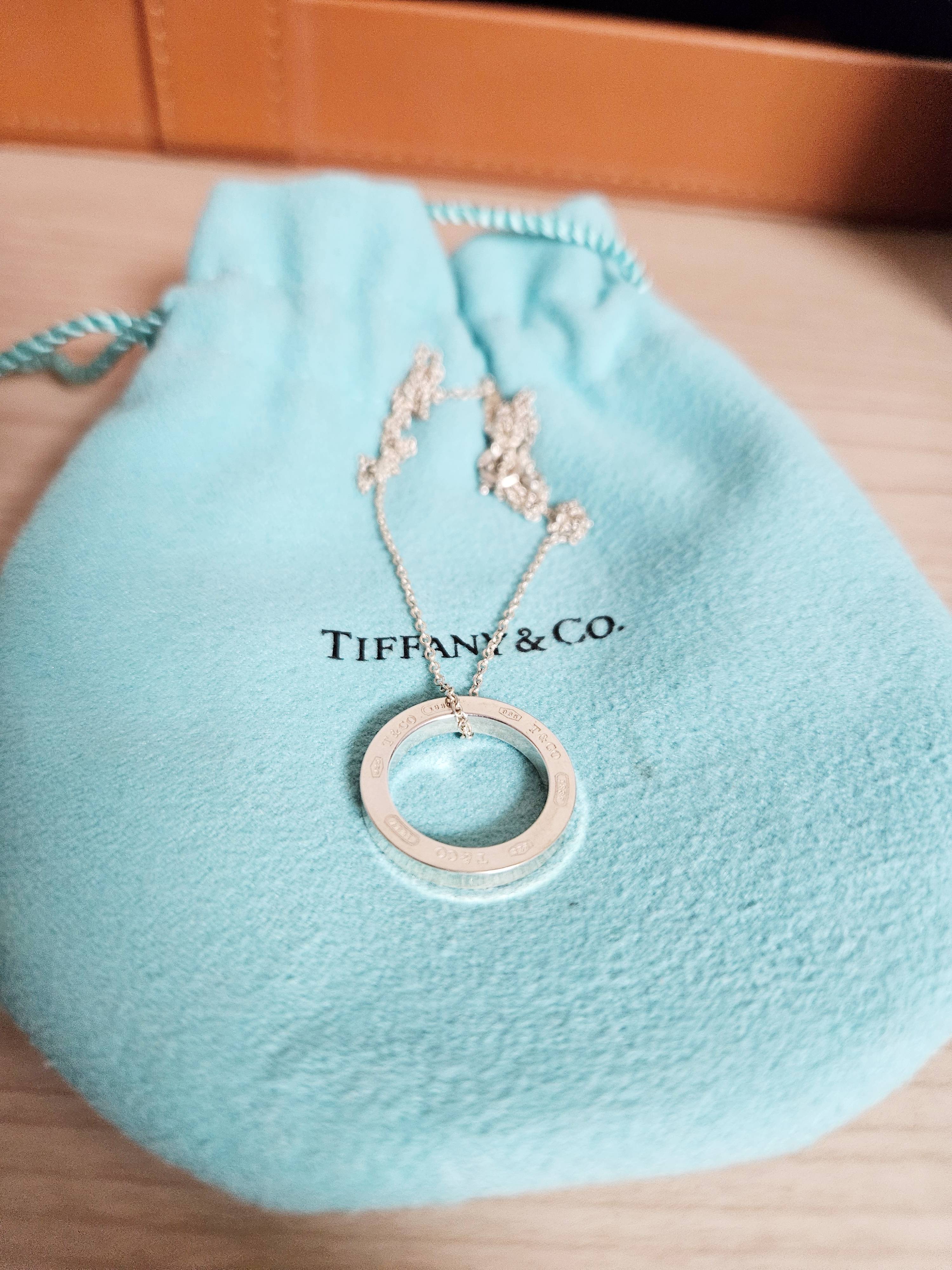 티파니-복주머니-파우치에-올려져있는-은목걸이-팬던트