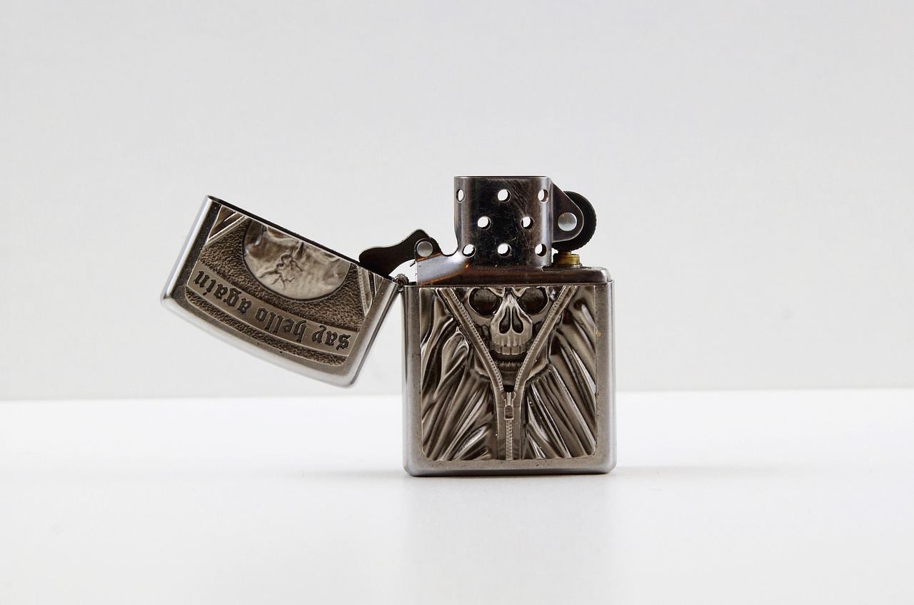 오래된 라이터를 복원하는 소품 수리 장인