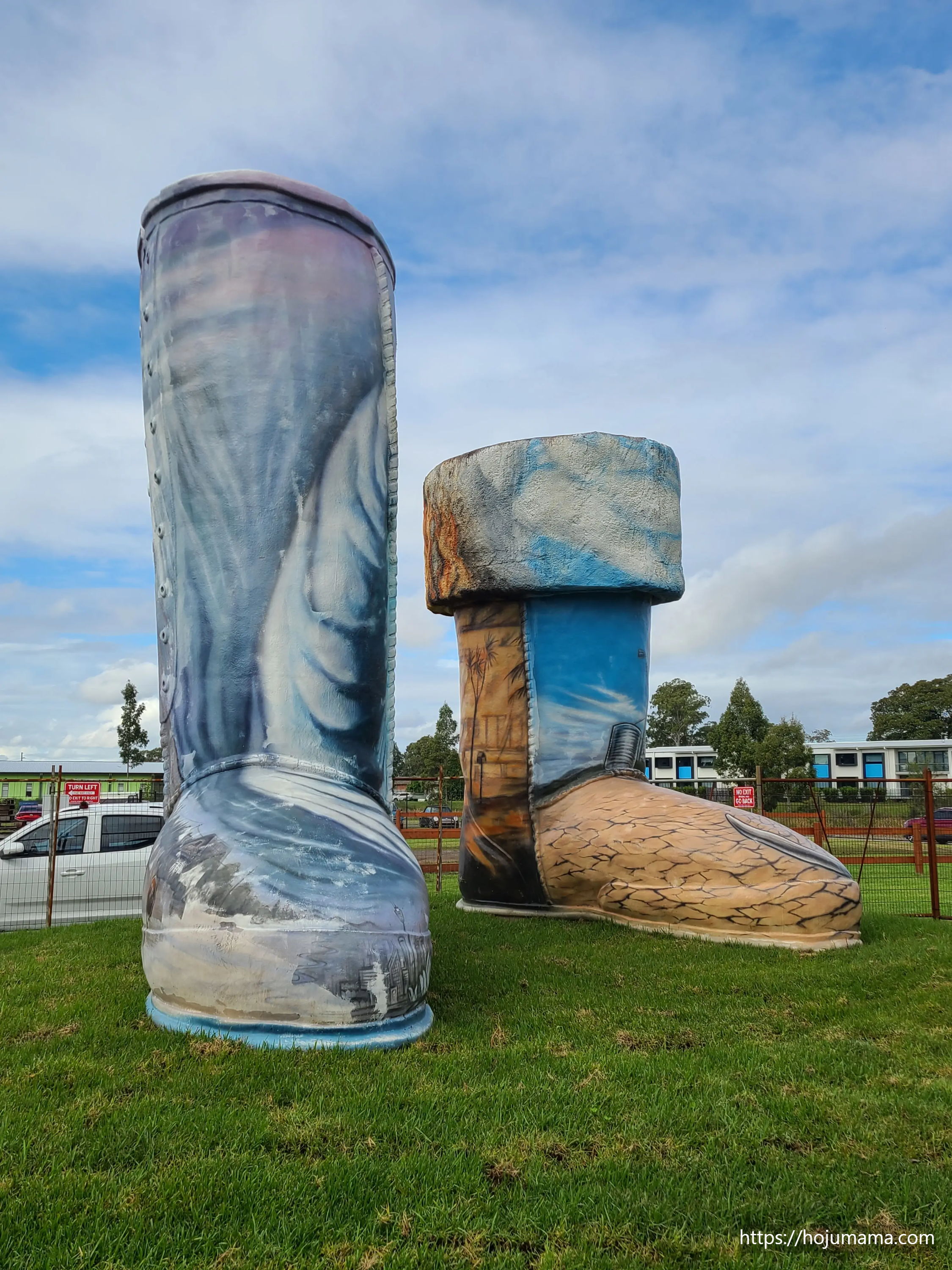 모르텔스 공장 외부에 있는 거대한 어그부츠 조형물