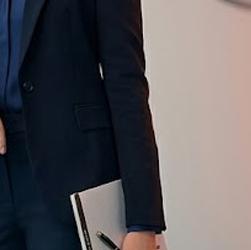 뉴욕 마천루를 배경으로 서 있는 세련된 여성 리더의 모습과 과거 영화 속 두 가지 대조적인 모습(미란다의 권위적인 모습과 앤디의 복합적인 모습)이 콜라주 된 이미지입니다.