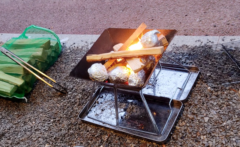 장작과 익어가는 고구마