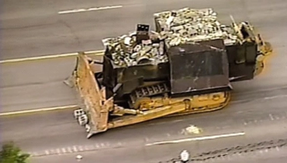 불도저에 탄 소녀 실화 사건 킬도저 사진입니다