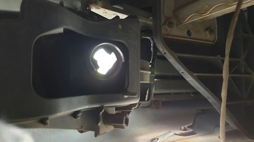 안개등 전구 끼우는 곳