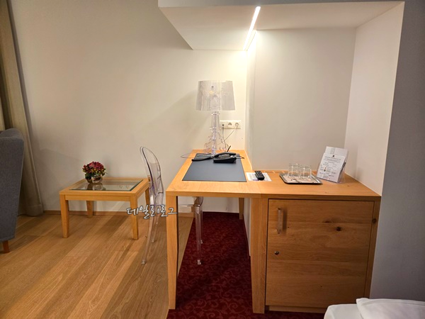 호텔_룸_책상