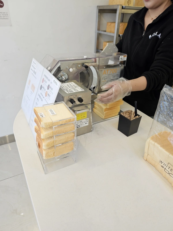 직원-식빵써는기계-식빵모형