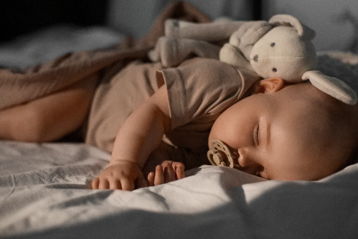<a href="https://kr.freepik.com/free-photo/cute-baby-with-stuffed-toy_49635858.htm#fromView=search&page=1&position=31&uuid=bec82457-ab49-4890-9603-9ae186f736a2">출처 freepik</a>