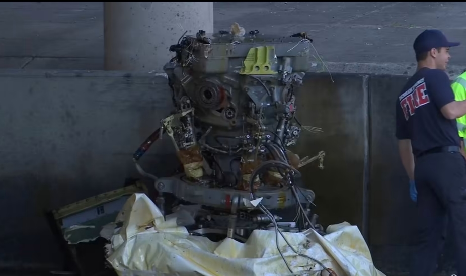 이런! 5천만 달러 짜리 헬리콥터, 적재 트럭 교량과 충돌 VIDEO: Truck driver makes $50 million mistake, hits bridge with helicopter