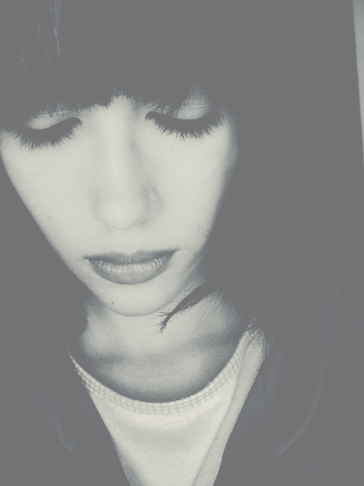 슬픔 외로움 여자 감은 눈