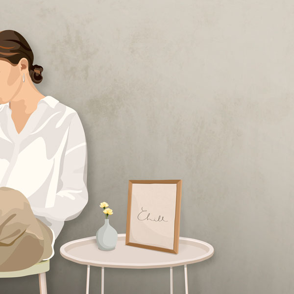 큰 벽을 등받이 삼고 가벼운 소재의 의자와 미니 테이블, 작은 꽃병과 액자로 모던한 공간감 연출