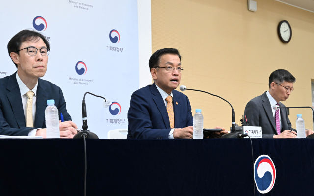최상목(가운데) 부총리 겸 기획재정부 장관이 지난 22일 정부세종청사 중앙동 브리핑룸에서 정정훈(왼쪽) 기재부 세제실장과 박금철(오른쪽) 조세총괄정책관 함께'2024년 세법개정안' 사전브리핑에서 기자질문에 답변하고 있다.