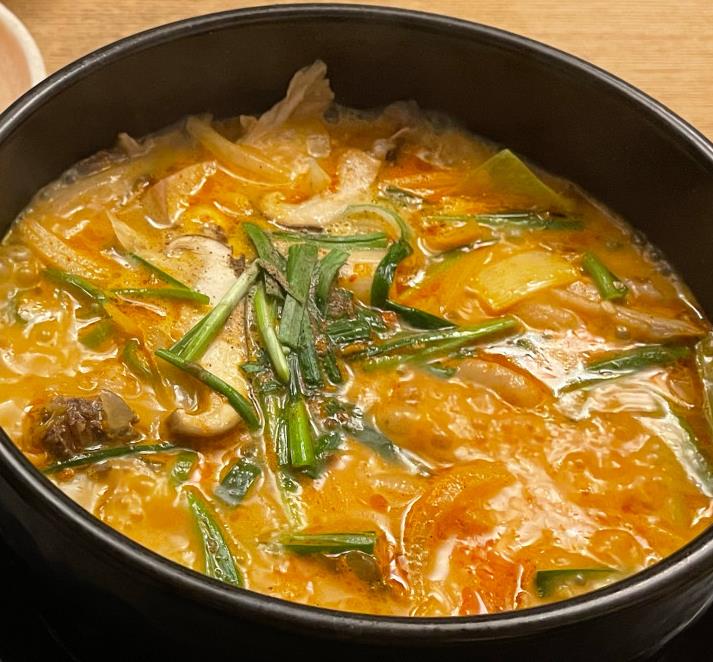 부추와 돼지고기가 듬뿍 올라간 6시내고향 용인중앙시장 국밥