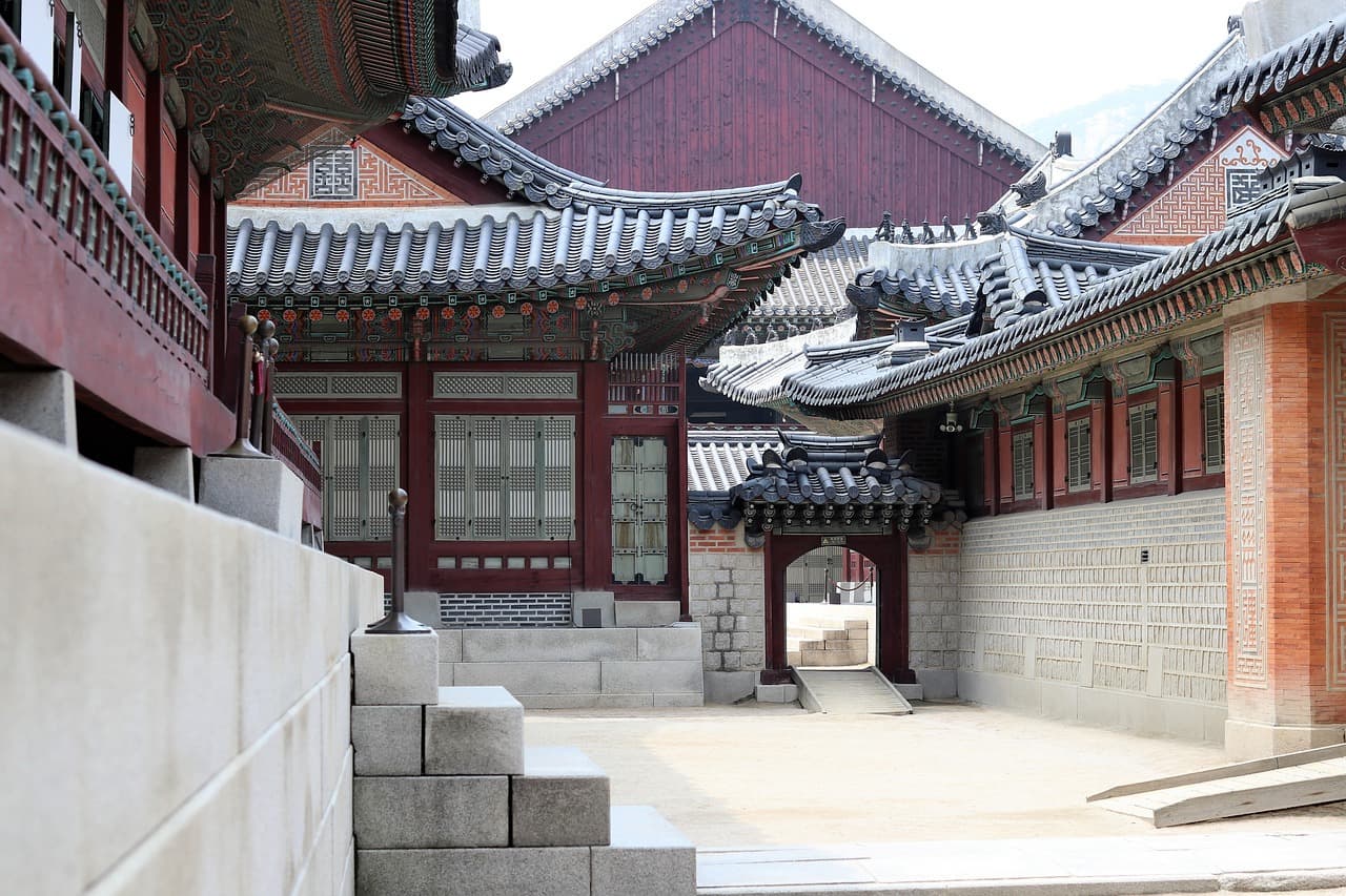 화재에 강한 기와지붕과 전통 건축의 장점
