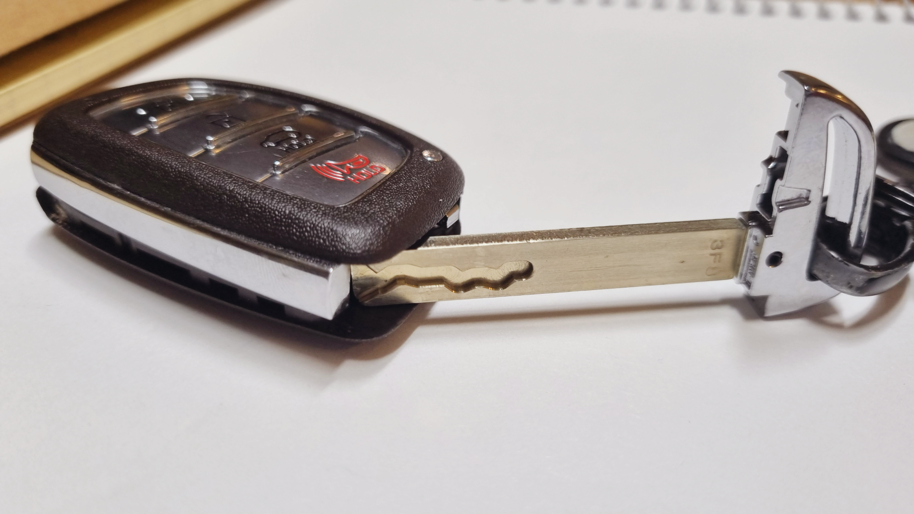 배터리 교체를 위해 스마트키 분해하기2