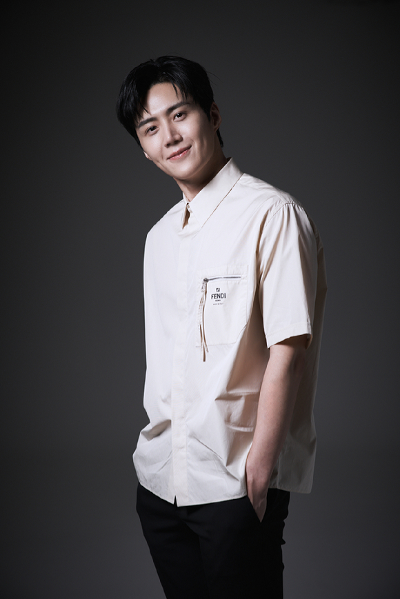 배우 김선호가 영화 '귀공자'(감독 박훈정) 인터뷰에 앞서 포즈를 취하고 있다. [사진=NEW]