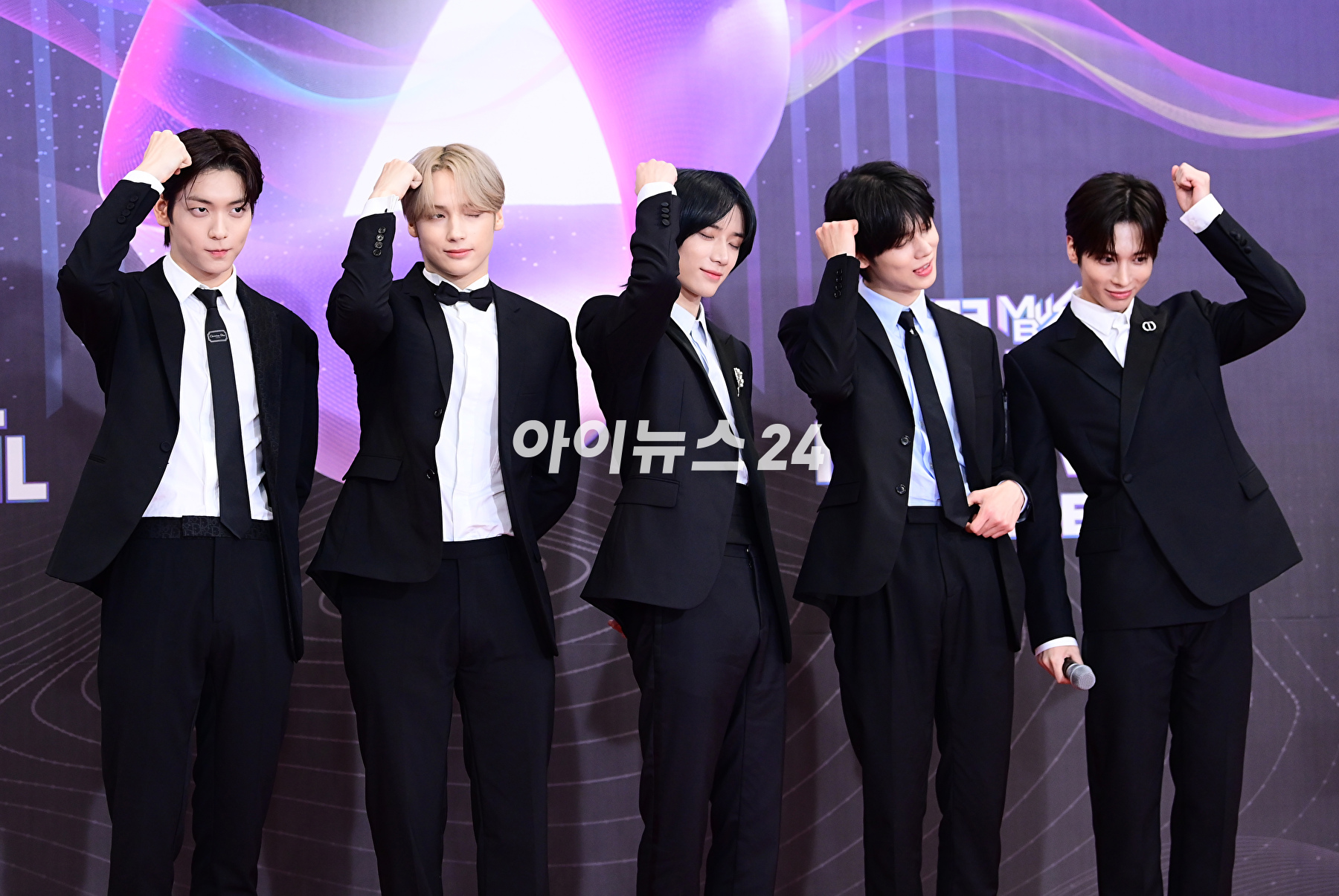 그룹 투모로우바이투게더가 15일 오후 서울 여의도 KBS홀에서 열린 &#39;2023 뮤직뱅크 글로벌 페스티벌&#39; 레드카펫 포토월 행사에 참석하고 있다. [사진=정소희 기자]
