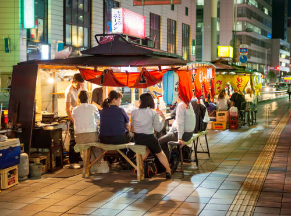 후쿠오카 밤 거리의 사람들 모습