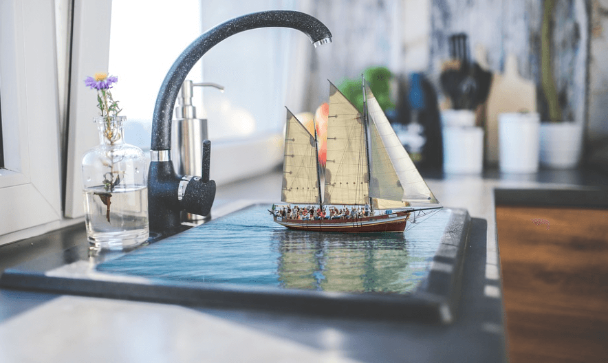 귤껍질 활용법으로 주방 청소가 가능하다. 주방 싱크대의 모습