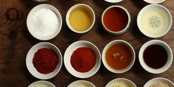 다양한 종류의 소스와 양념이 담긴 작은 그릇들