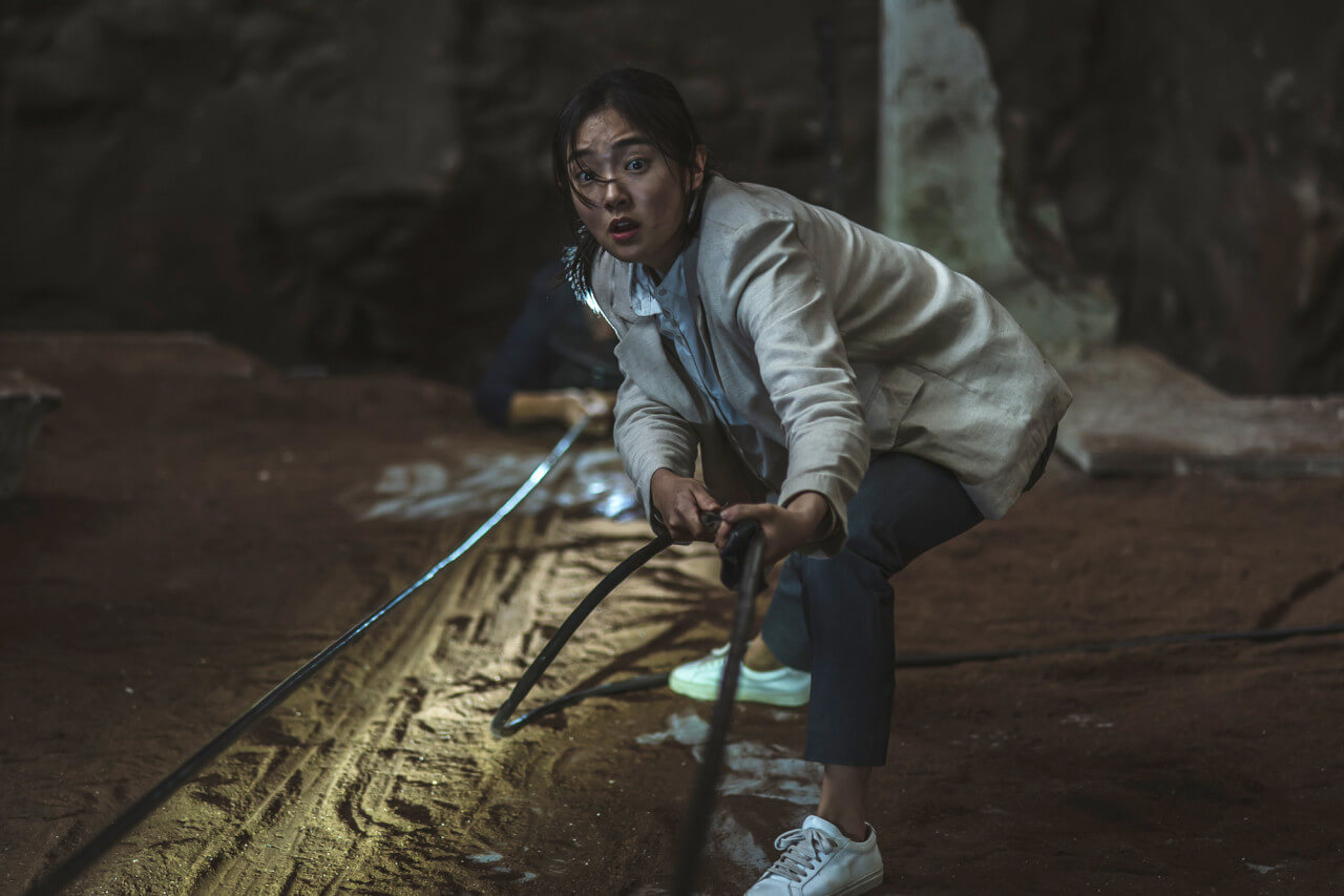 줄을 아래로 내려 김승현을 구하는 홍은주