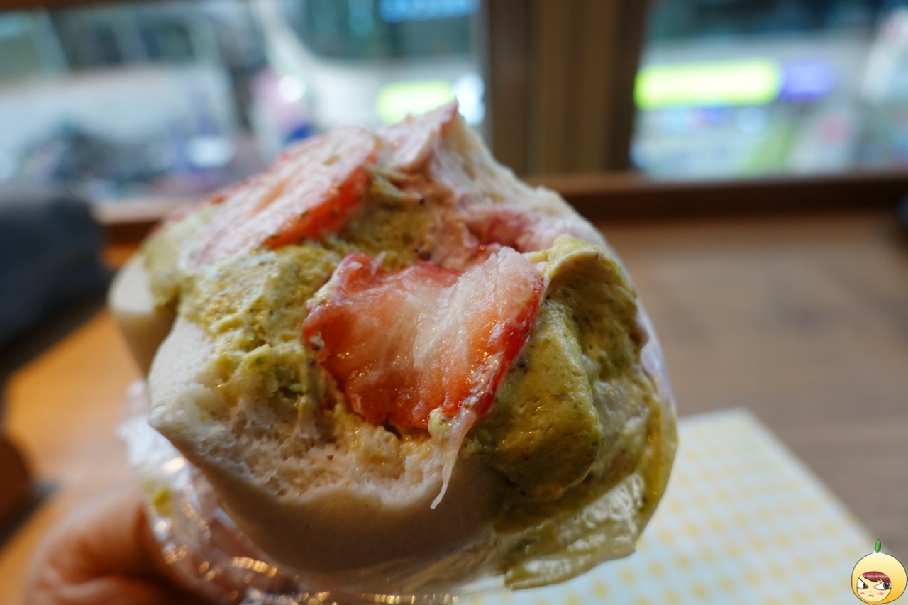 투떰즈업의 피스타치오딸기 샌드베이글 딸기 인심이 후해