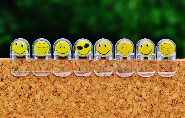 고령층도 쉽게 따라하는 카카오톡 이모티콘 구매와 사용 방법-스마트가이드