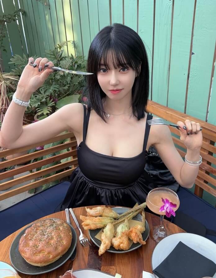 검정색원피스를입고-포크와나이프를들고있는-여성의모습