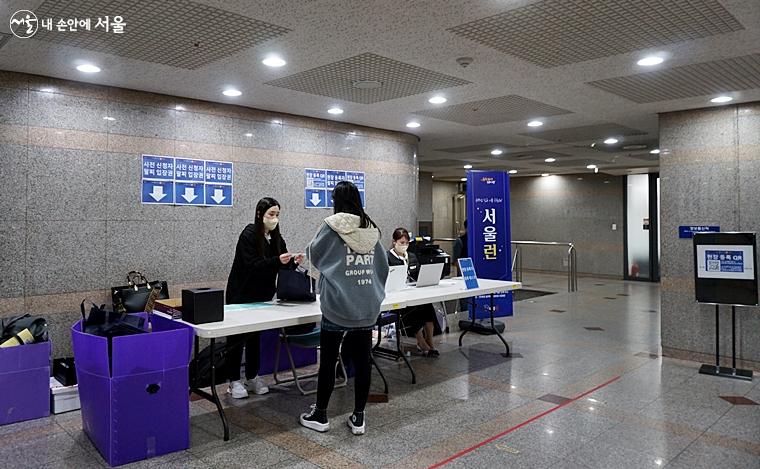 안내데스크에서는 자료집이 든 가방과 입장용 팔찌를 나눠 줬다. 