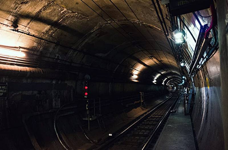 지하철-통로의-모습