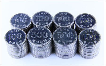 동전들을 일렬로 세워놓은 모습