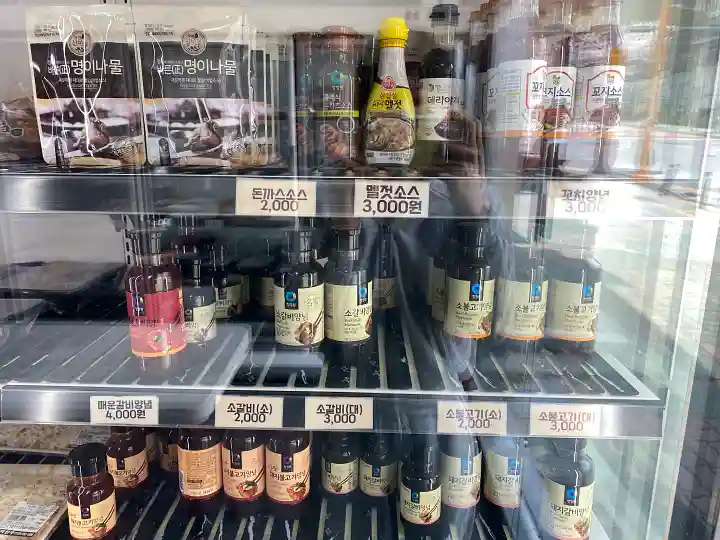 명이나물-멧젓소스-꼬치양념-갈비양념-불고기양념-진열장