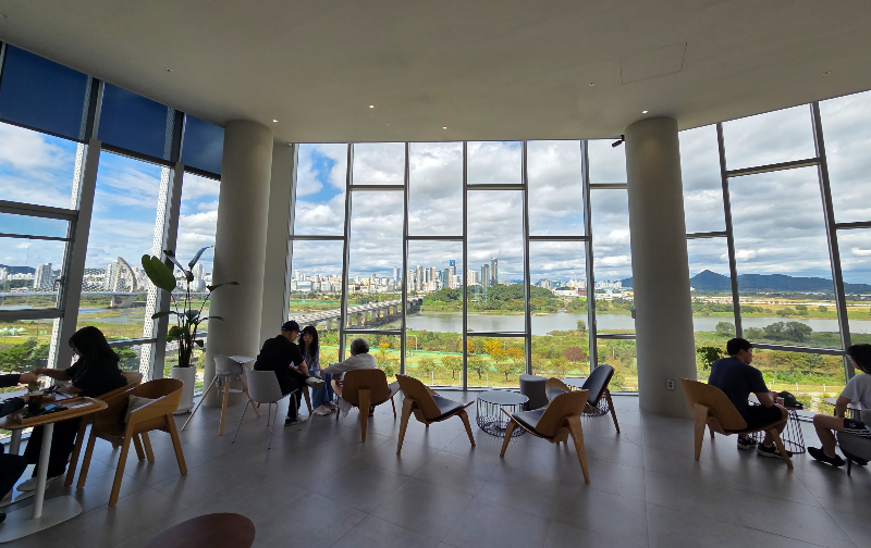 창문 너머에 도시가 보인다.